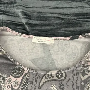 Patterned Gray and Pink Women's Top Size XL thumbnail 2