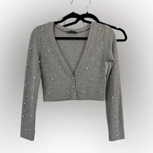 Zara Light Gray Pearl-Studded Cardigan Sweater Sz M thumbnail 2