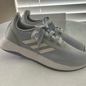 Adidas Women’s Primeblue Sneakers NWOT thumbnail 2
