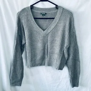 Wild Fable Gray Cropped V-Neck Sweater M thumbnail 1