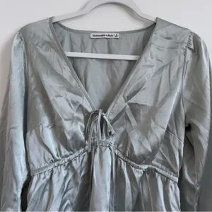 Abercrombie & Fitch Satin Tie-Up Blouse Size Small Green Blouse Top thumbnail 4