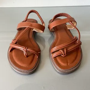 Women’s Brown Strappy Flat Sandals Elastic Back Casual Comfort Size 6.5 Like New thumbnail 2
