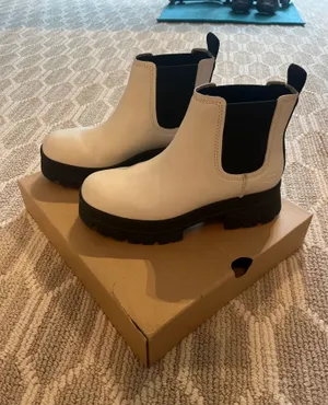 UGG Women’s Boots thumbnail 1