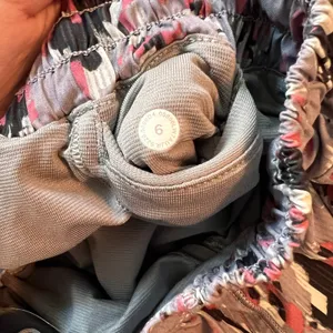 Lululemon Shorts Women 6 Grey Pink Tracker Short V 4 Incognito Camo Running Gym thumbnail 5