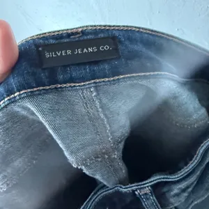 Silver Jeans Co Womens Straight Leg Blue Wash Denim Jeans Size 26 Cropped thumbnail 8