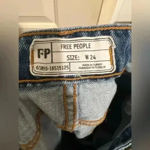 Free People We The Free‎ Women's Two Toned Patchwork Distressed Denim Jeans 24 thumbnail 4