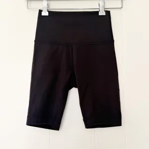 LULULEMON Wunder Train High Rise Short 8" in Black Size 2 thumbnail 3