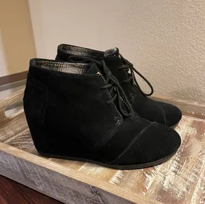 Toms Black Desert Wedge Black Suede Ankle Booties Lace Up Women’s Size 7 thumbnail 2