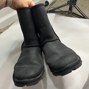 UGG Essential Short Leather Boot Sz 10 Black Water Resistant thumbnail 5