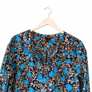 Ann Taylor Floral Seamed Split Neck Popover Blouse Night Sky Lightweight SZ S thumbnail 4