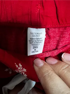 Victoria’s Secret Lipstick Red White Snowflake Short Sleeve Flannel Pajama Set thumbnail 10