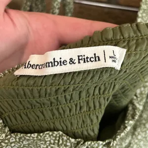 Abercrombie & Fitch Green Floral Smocked Ruffle Tie Blouse Size Large thumbnail 5