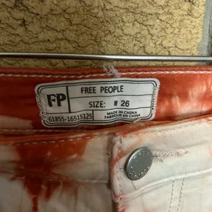Free People Tie Dye Bell Bottom Flare Jeans Orange & White Size 26 Festival Boho thumbnail 2