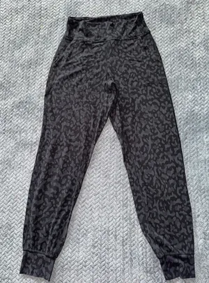 Lululemon Women's Aligh High Rise Jog Stretch‎ pants Color Black Gray Size 6 thumbnail 1