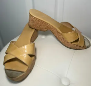 Jimmy Choo Wedge Sandals Slide 7 Tan Patent Leather Cork Heel‎ Logo Toe Plate thumbnail 1