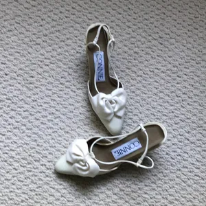 Gorgeous white shoes with bow detail. Mint! 7 1/2. thumbnail 2