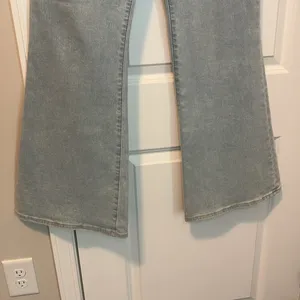 Abercrombie The Stretch Flare Ultra High Rise Light Wash 3R20 thumbnail 7