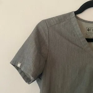 FIGS Graphite Gray Catarina Scrub Top Medical Uniform Women's size XS Nurse Dr thumbnail 3
