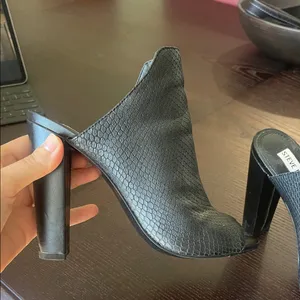Steve Madden Textured Black Heels thumbnail 2