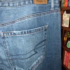American Eagle Hi-Rise Girlfriend Distressed Jeans size 16 thumbnail 4