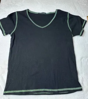 Brandy Melville Black V-Neck Tee Lime Green Contrast Stitch MD034E-Z166 Slim Fit thumbnail 1