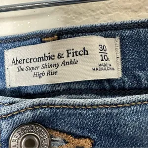 Abercrombie & Fitch the Super Skinny Ankle High Rise with distressing 30/10‎ S thumbnail 2