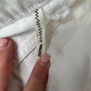 Garage Women's White Denim High-Rise Festival‎ Shorts Size 3 thumbnail 4