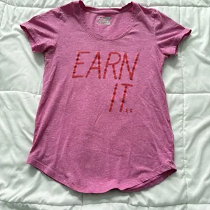Under Armour Womens Size XS‎ Loose HEATGEAR Short Sleeve T-Shirt Tee Pink Active thumbnail 1