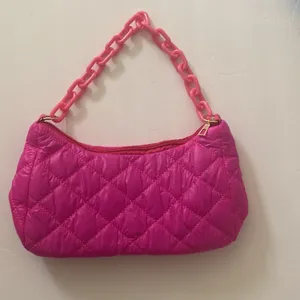 Pink quilted chain shoulder bag thumbnail 4