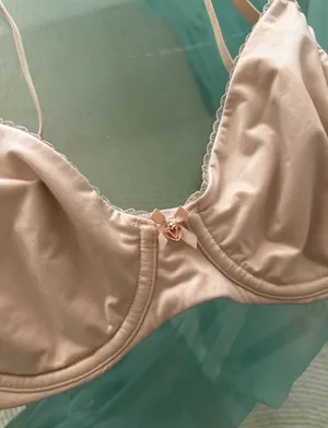 Victorias Secret Perfect Coverage Minimizer Bra 34C thumbnail 2