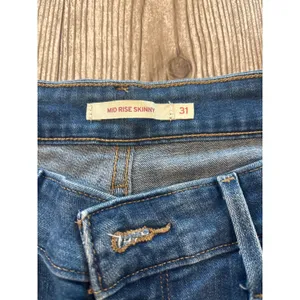 LEVI’S mid rise skinny denim embroidered flower jeans Women’s size 31 thumbnail 3