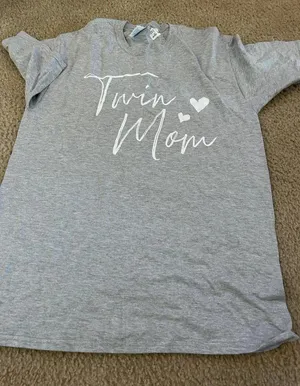 Woman size medium gray twin mom T-shirt short sleeve thumbnail 1