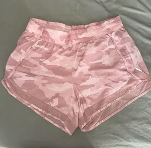 Athleta Mesh Racer Pink Camo Women's 4 inch Shorts thumbnail 1