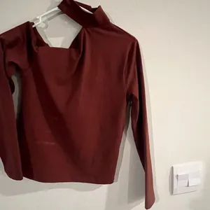 NWT Abercrombie & Fitch Long-Sleeve Seamless Fabric Asymmetrical Cutout‎ Top S thumbnail 2