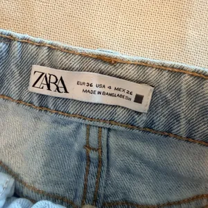 ZARA Womens Size 4 High Rise Denim Shorts Light Wash Button Fly Frayed Hem thumbnail 6