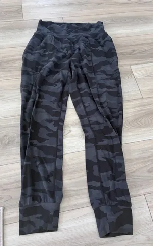 Athleta Salutation Camo Jogger Black Charcoal Grey Camouflage Pants Small thumbnail 1