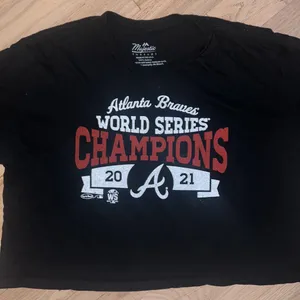 Majestic threads/athletic women’s cropped Atlanta Braves size SM mint condition thumbnail 1