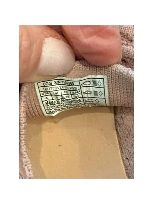 UGG women's size 8 Sammy Chevron Sneaker 1102560 thumbnail 2
