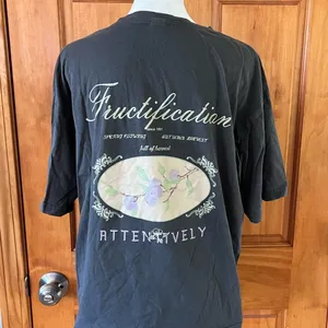 Gray Graphic T Shirt Size M thumbnail 3