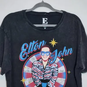 Elton John T-Shirt NWT Size Medium Black Short Sleeve Elton John Rocket Man Tee thumbnail 2