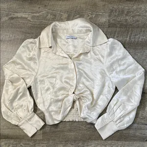 Petite Studio NYC Cream Cropped Blouse Size Small thumbnail 1