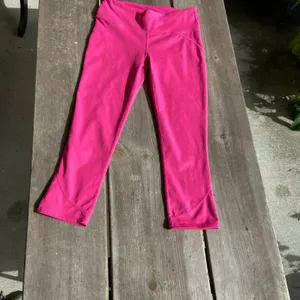 Fabletics Womens Leggings Size XS Lima Capri Workout Hot Pink Raspberry‎ Active thumbnail 2