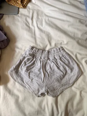 White Lululemon Hotty Hot 2.5" Shorts High-Rise thumbnail 2