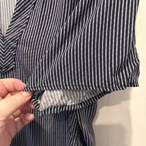 Old Navy Womens Large Navy Blue White Striped Short Sleeve V-Neck Rayon Blouse thumbnail 5