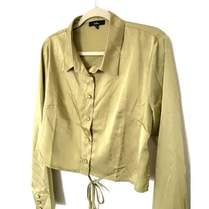 Lulus Green Cropped Satin Feel Blouse Open Back Long Sleeve Front Button Sz XL thumbnail 3