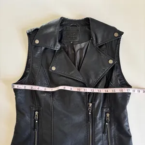 Max Studio Black Faux Leather Moto Vest Full Zip Women’s Small Streetwear Biker thumbnail 3