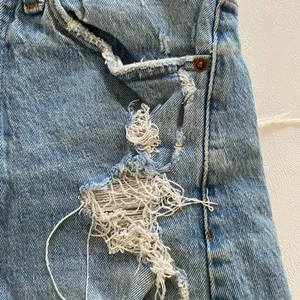 Abercrombie & Fitch High Rise Mom Shorts 26 / 2 Distressed Denim Cutoff Light Wa thumbnail 9
