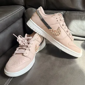 Nike Dunk SE Low Primal Pink Sneakers Animal Print Metallic Swoosh DD7099-200 thumbnail 2