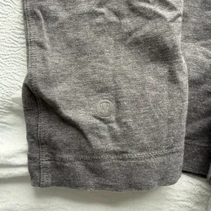 Lululemon Athletica Gray Short Sleeve Tee thumbnail 5