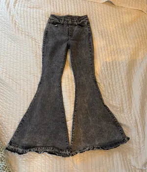 Bellbottom jeans thumbnail 1